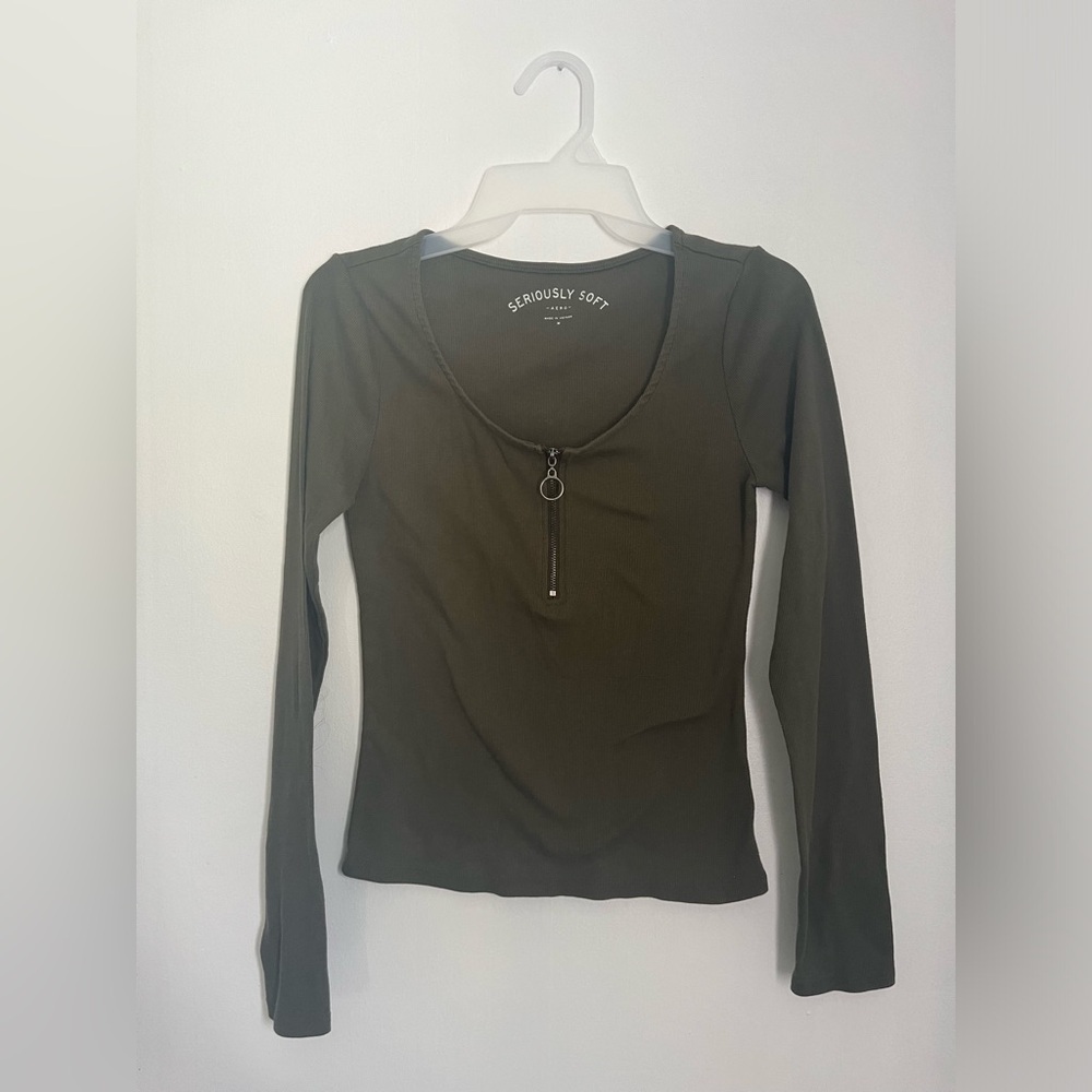 aeropostale basic olive green long sleeve top with zipper. size M